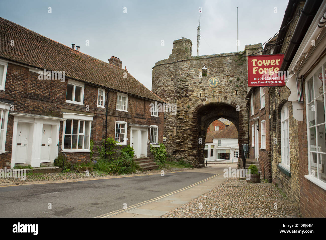 Il Landgate nella segale, un rivellino fortificato di ingresso alla città, East Sussex, Regno Unito Foto Stock