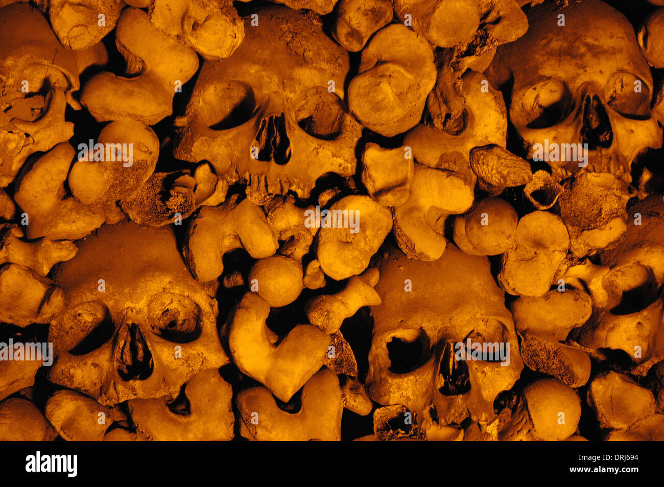 Il Portogallo. Evora. Cappella delle Ossa accanto all'ingresso della chiesa di San Francesco. Pareti ricoperte con teschi umani e le ossa. Foto Stock