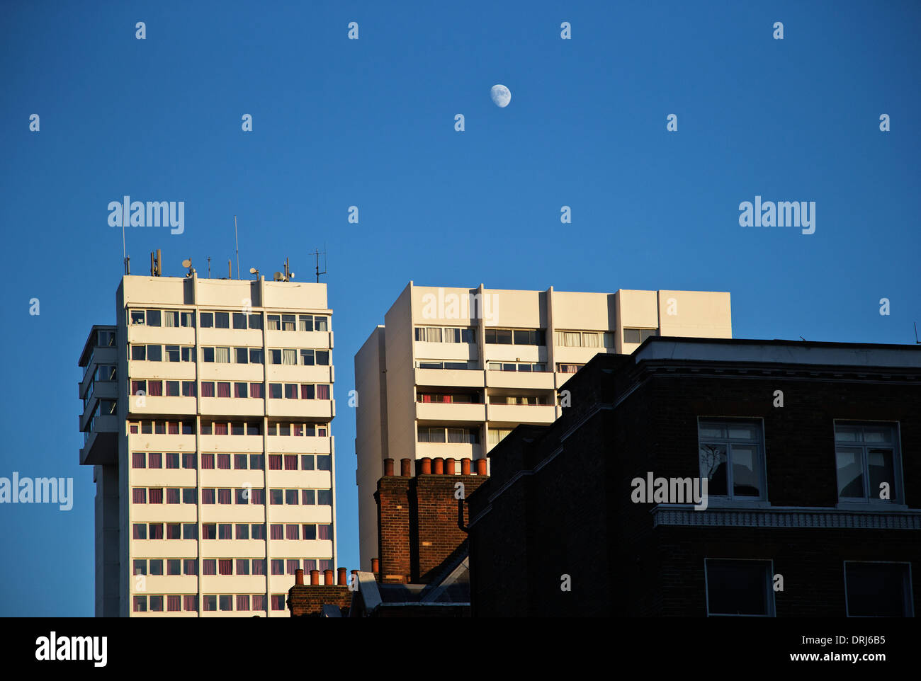 Nel tardo pomeriggio soleggiato edificio bianco, Marylebone, London, England, Regno Unito Foto Stock