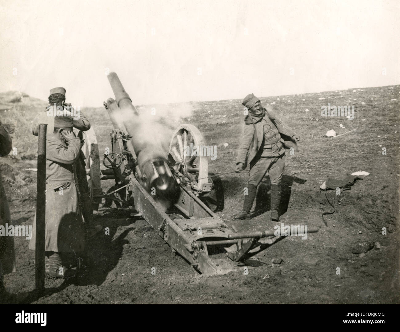 Il serbo gunners in azione, pianura del Kosovo, WW1 Foto Stock