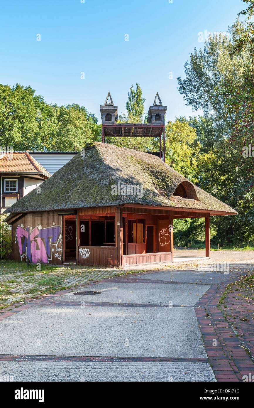 Abbandonate e con il tetto di paglia, kiosk presso il parco giochi abbandonato, Spreepark, Plånterwald, Treptow-Kopernick, Berlino Foto Stock