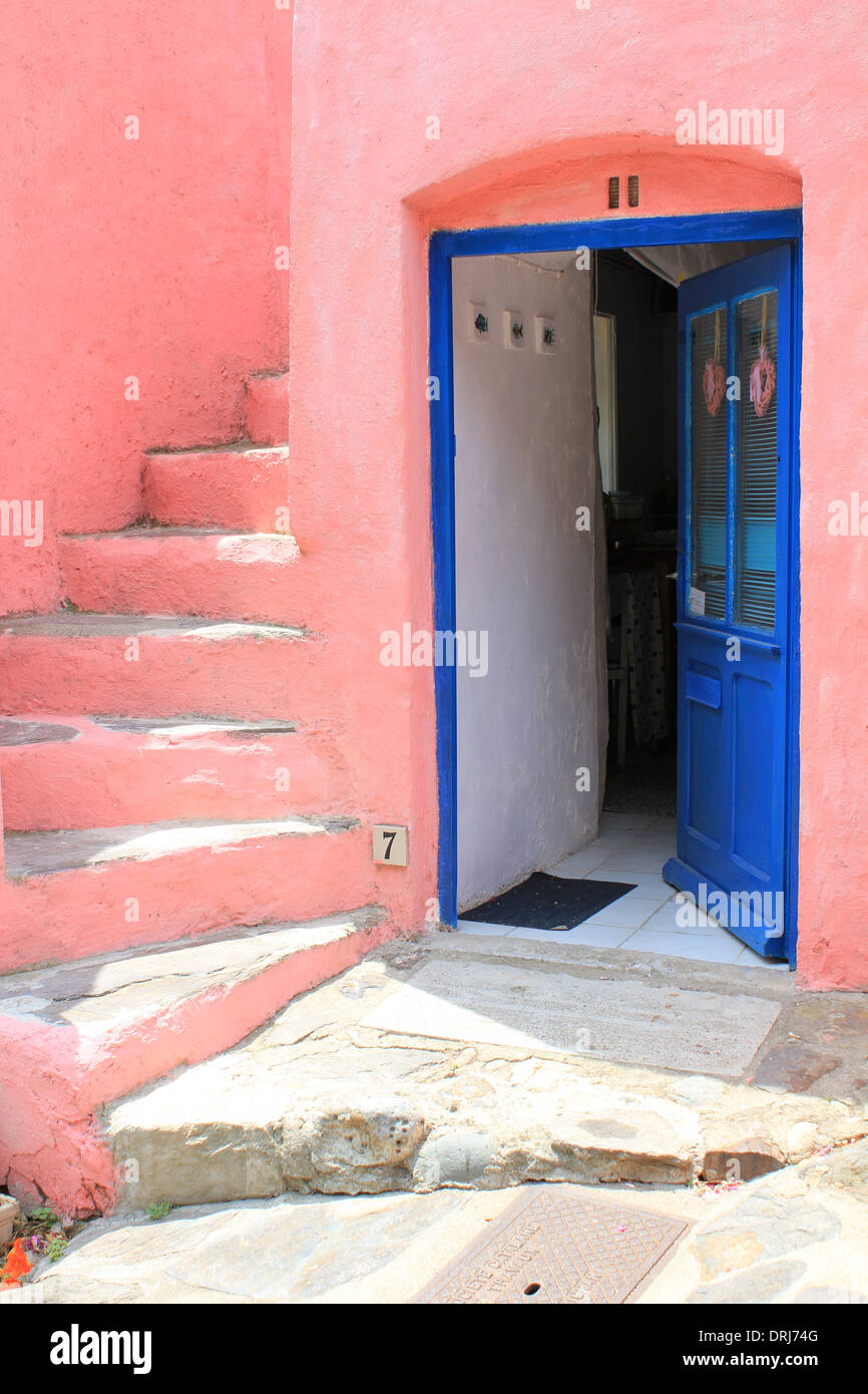 Porta blu e rosa passi, Collioure, Francia Foto Stock