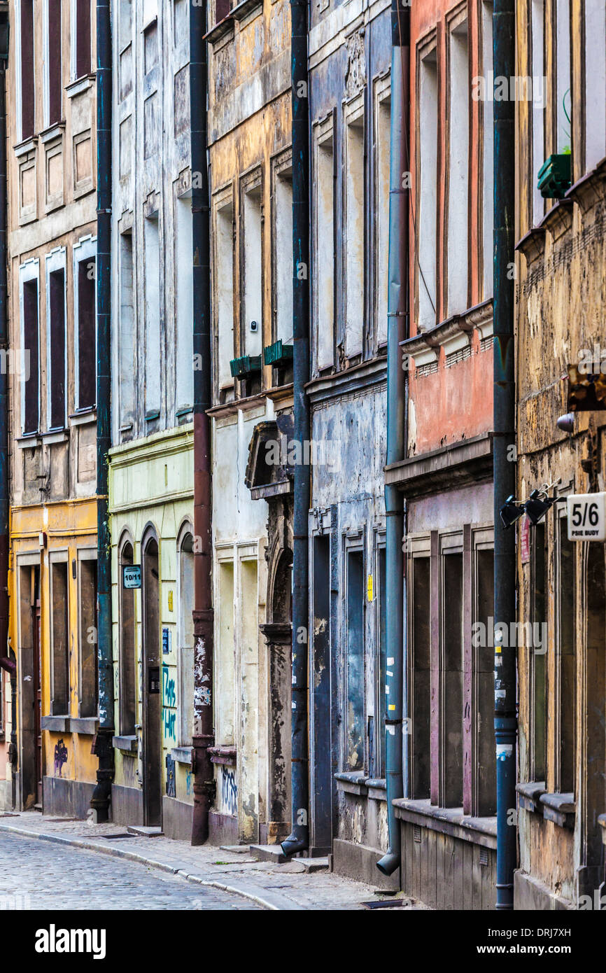 Vista lungo una stretta e acciottolata strada laterale a Wroclaw, la citta' vecchia. Foto Stock