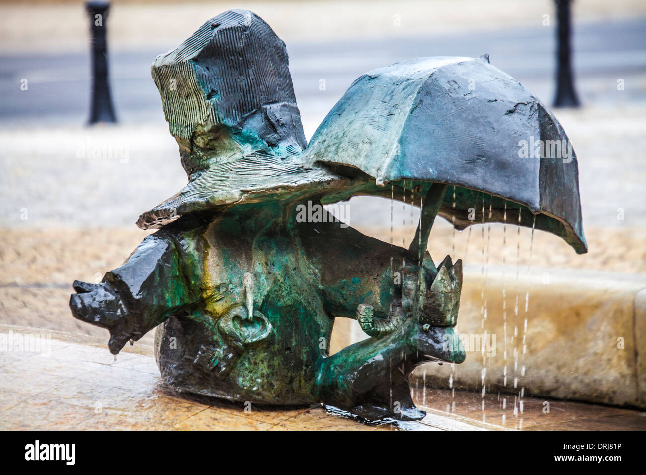 Quello di Wroclaw il famoso Bronzo poco gnomi, nani o krasnale statuette, parte di una fontana fuori Ogrod Staromiejski. Foto Stock