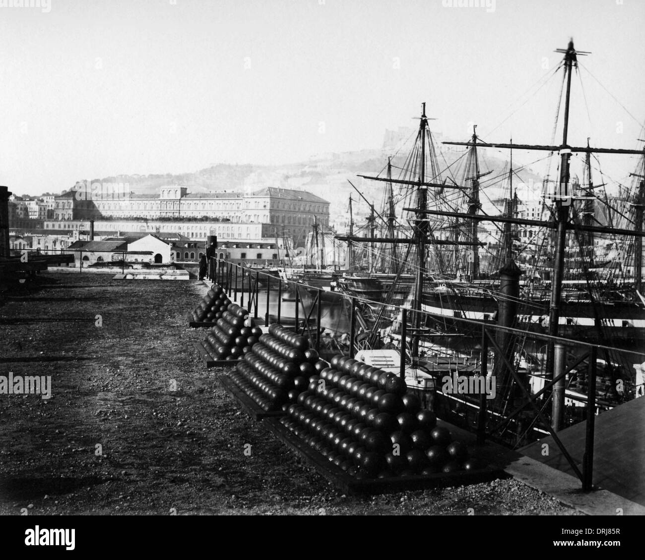 L'Arsenal e navi da guerra, Napoli, Italia Foto Stock