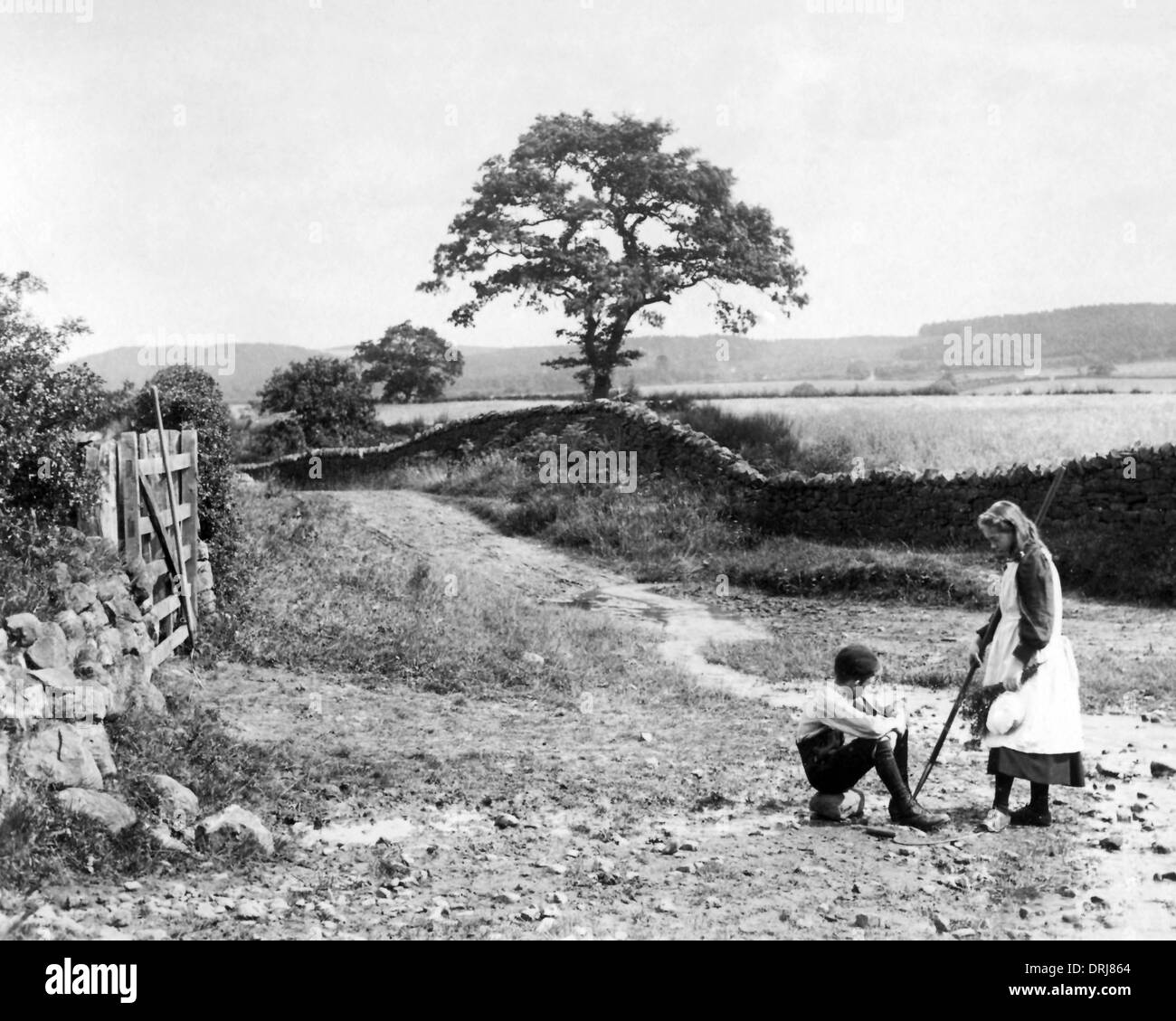I bambini su una strada vicino a Hexham, Northumberland Foto Stock