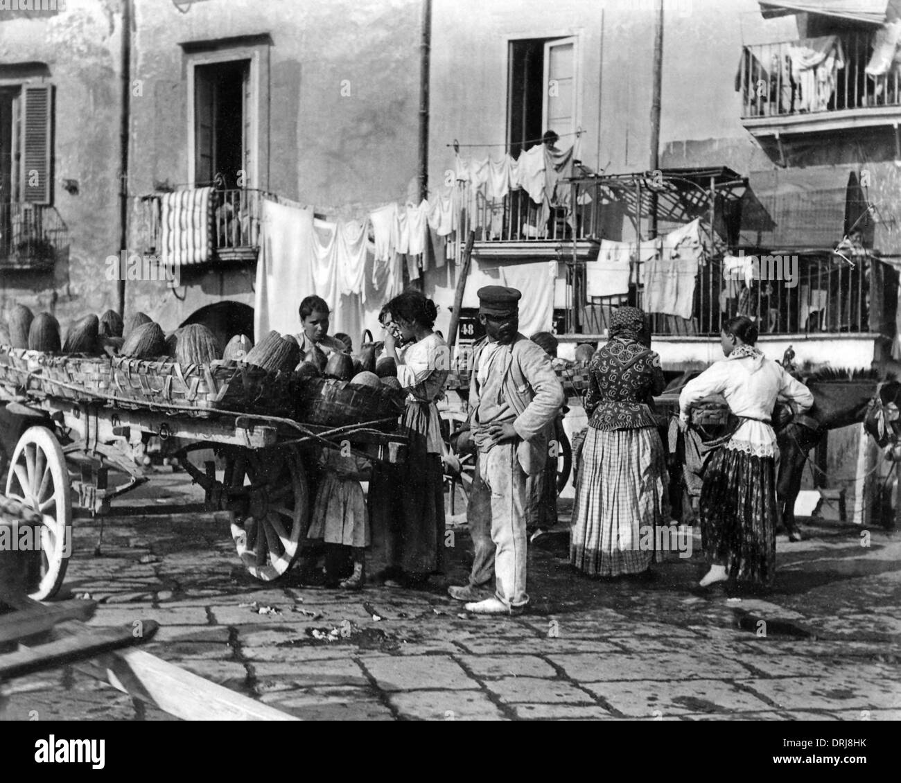 Scena di strada con frutta venditore, Napoli, Italia Foto Stock