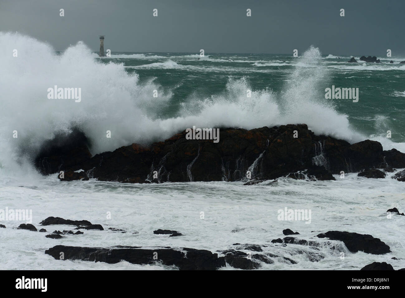 Faro Hanois, Pleinmont, Guernsey, Isole del Canale. Il 27 gennaio 2014. Venti forti avvertenze sono in vigore per molte regioni del Regno Unito. Numerosi traghetti sono state annullate a causa di avverse condizioni meteorologiche che sono attesi per continuare fino a martedì. Foto Stock