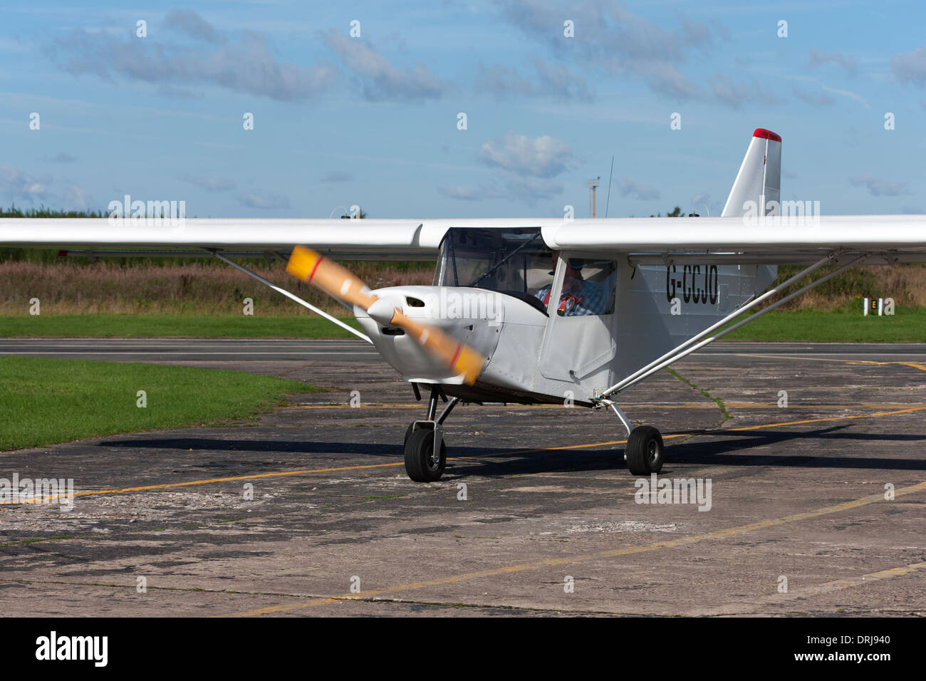 Savana Jaribu (4) G-CCJO rullaggio dalla pista di atterraggio di Aviosuperficie Sandtofht Foto Stock