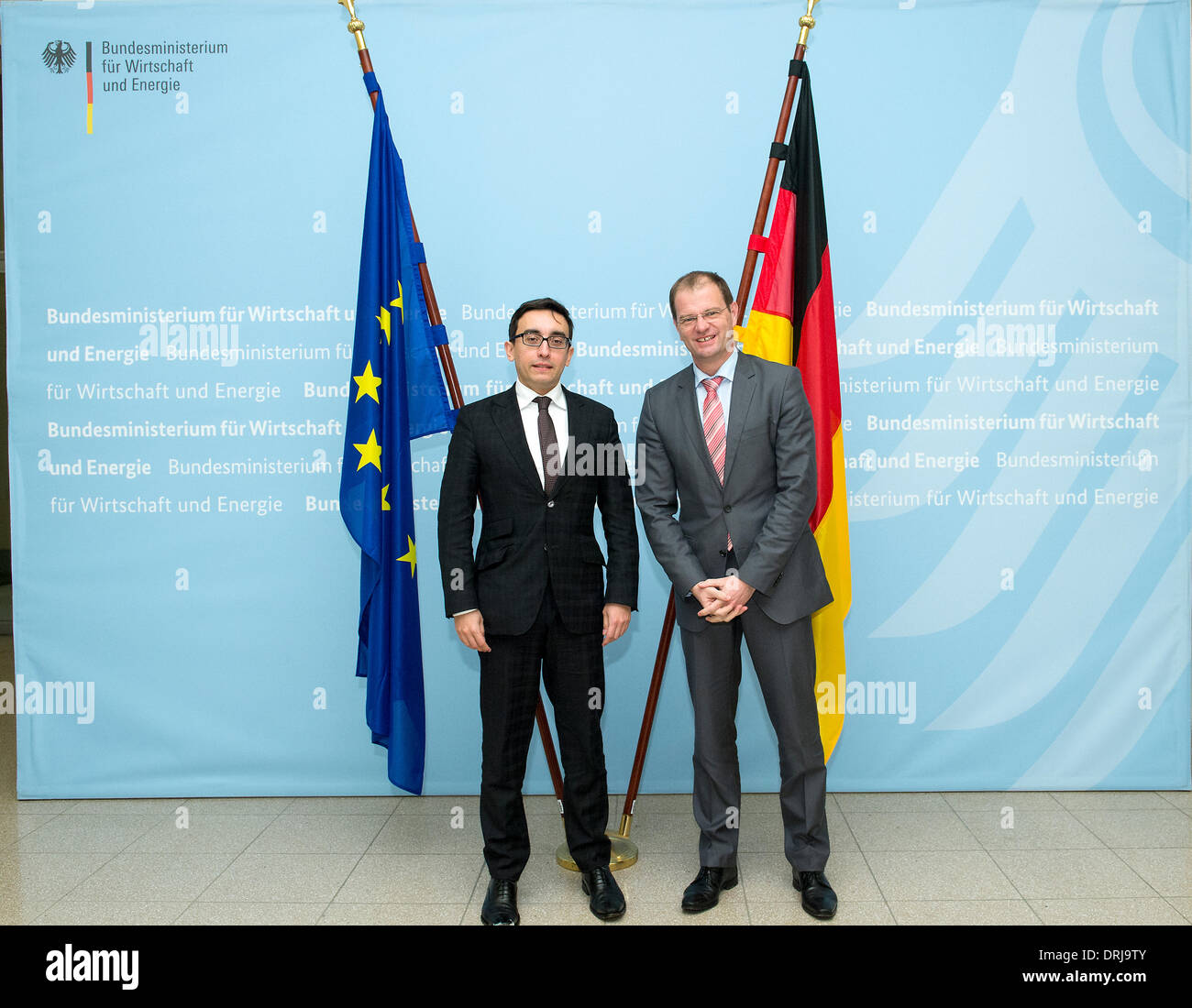 Berlino, Germania. Il 27 gennaio 2014. Ministro di Stato presso il Ministero federale per gli Affari Economici e l'energia, Stefan Kapferer riceve il segretario di Stato portoghese dottor Bruno Maçães per una riunione bilaterale del Ministero dell'economia a Berlino. Goncalo Silva/Alamy Live News Foto Stock