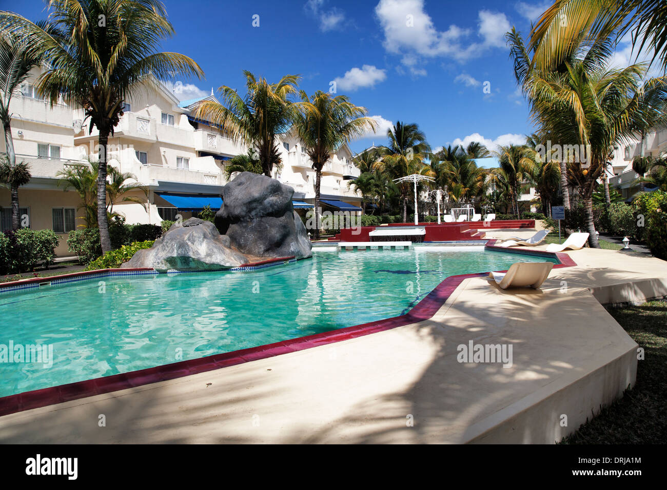 Piscina e paesaggistici condominio, Flic en Flac, Mauritius Foto Stock