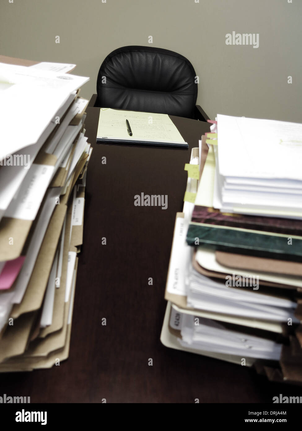 Scrivania con tampone di carta e pile di file Foto Stock