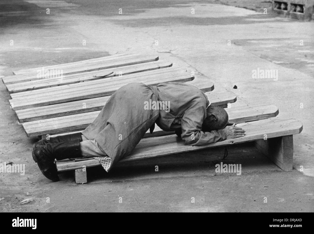 Uomo sulla scheda di preghiera, Monastero Gandan, Mongolia Foto Stock