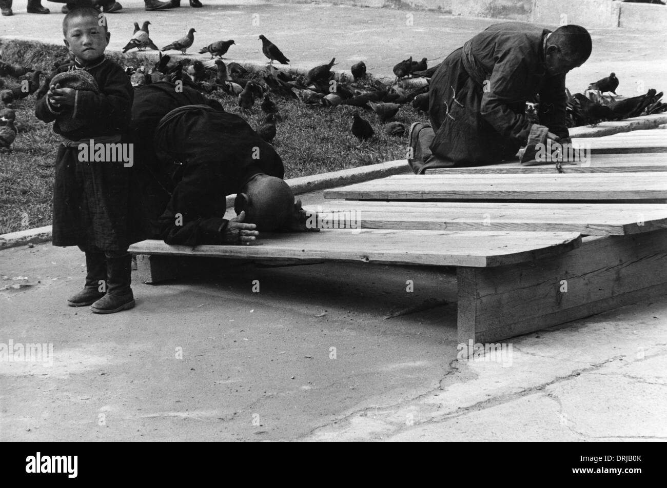 Gli uomini su schede di preghiera, Monastero Gandan, Mongolia Foto Stock