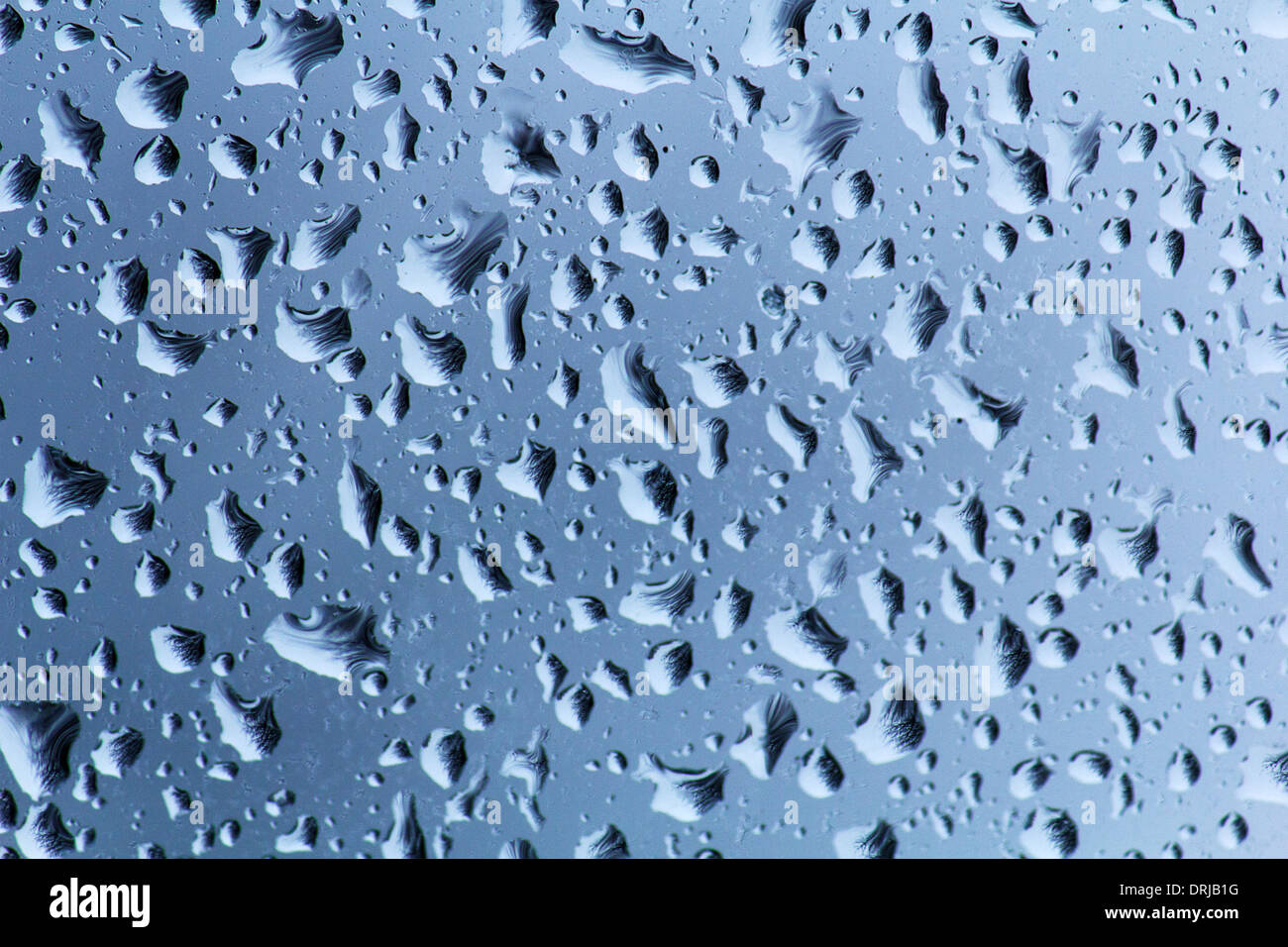Abstract le gocce di pioggia sulla finestra Foto Stock