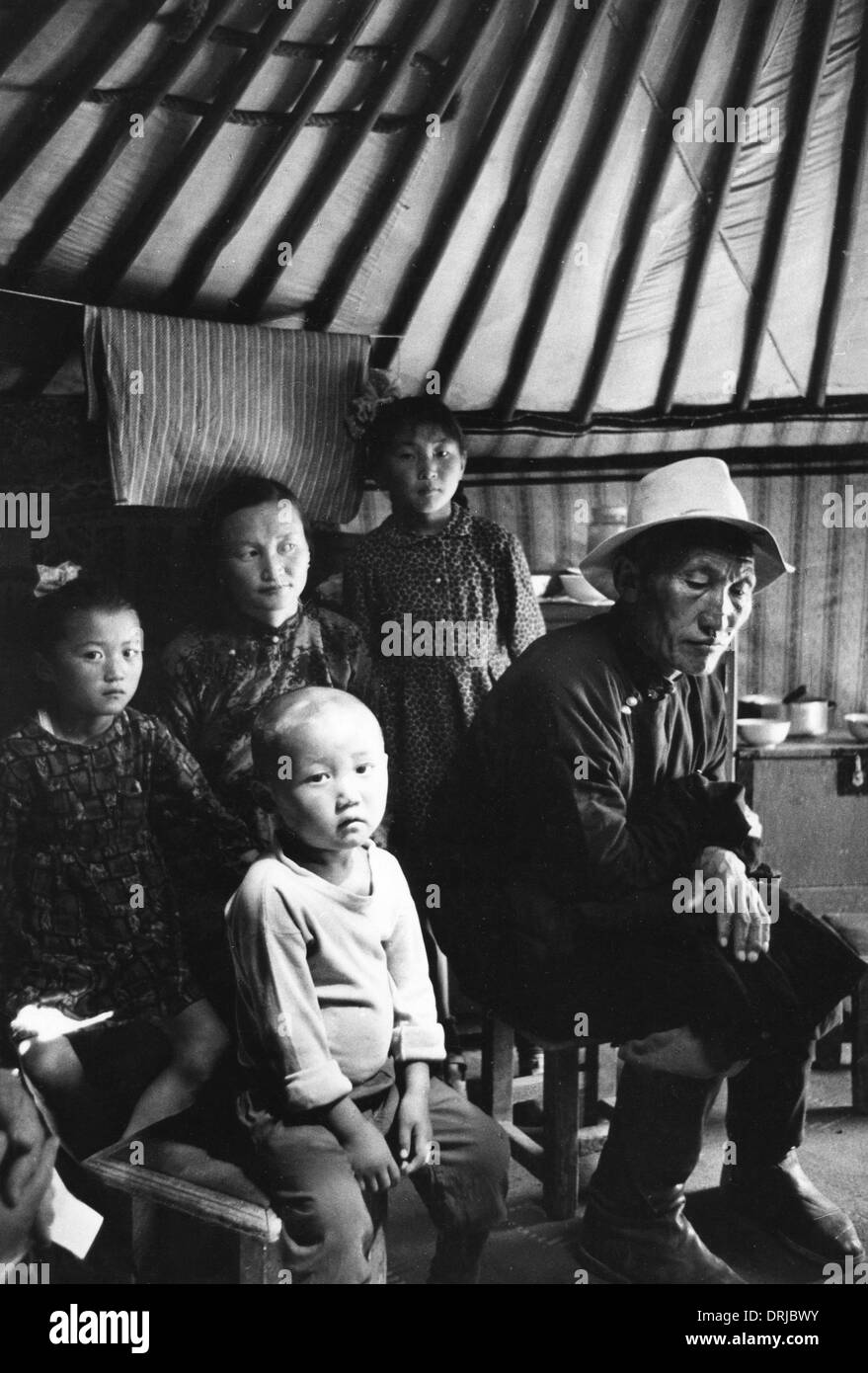 Pastore di capra e la famiglia, Sud Gobi, Mongolia Foto Stock