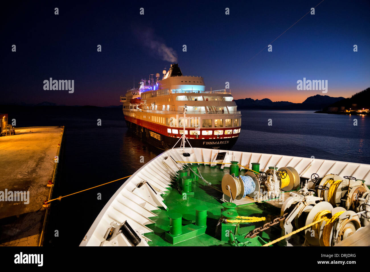 Hurtigruten crociera costiera nave MS Finnmarken lasci il porto, Harstad, Norvegia, inizio su un inverno mattina Foto Stock
