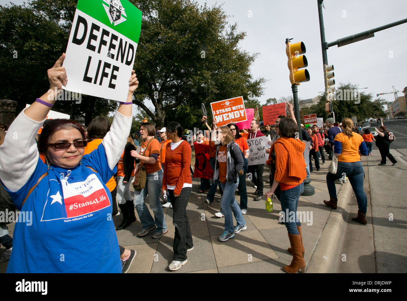 Entrambi pro choice e pro-vita rally gruppi durante il Texas Rally per la vita in Texas Capitol. Foto Stock