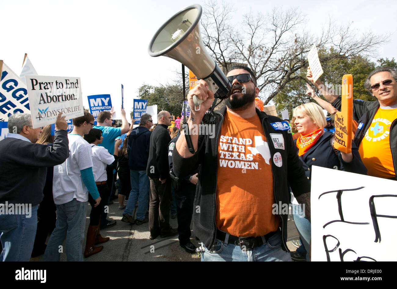 Entrambi pro choice e pro-vita rally gruppi durante il Texas Rally per la vita in Texas Capitol. Foto Stock