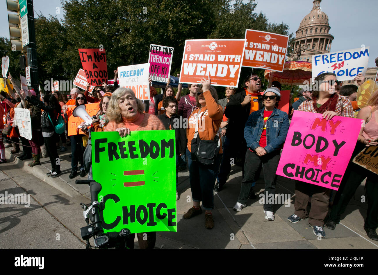 Entrambi pro choice e pro-vita rally gruppi durante il Texas Rally per la vita in Texas Capitol. Foto Stock