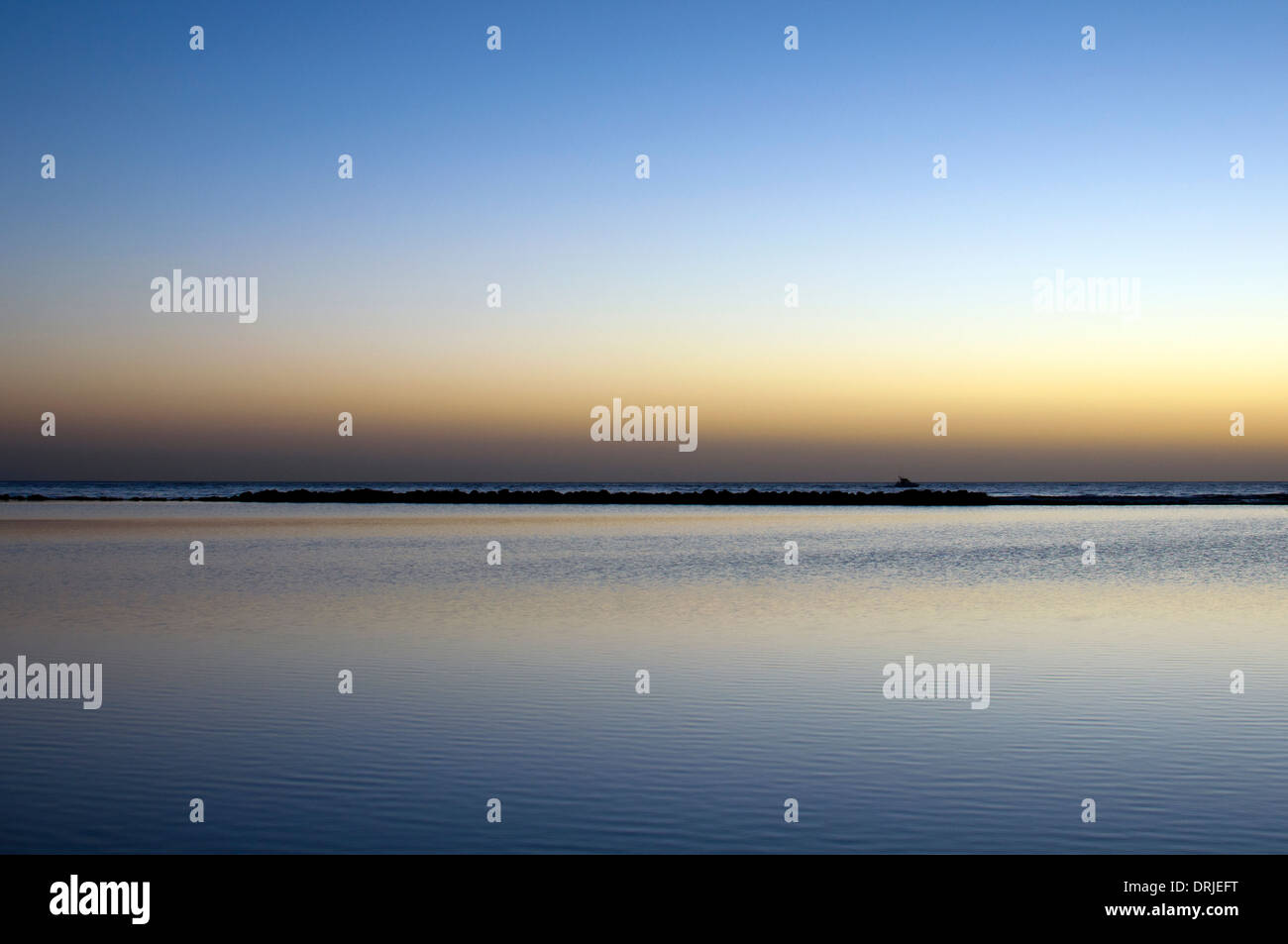 In riva al mare all'alba immagini e fotografie stock ad alta risoluzione -  Alamy