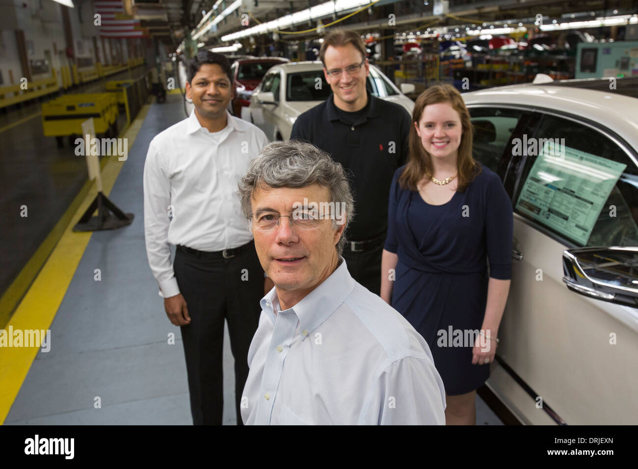 Xavier Mosquet (anteriore) con il suo Boston Consulting Group team a General Motors' Detroit-Hamtramck impianto di assemblaggio. Foto Stock