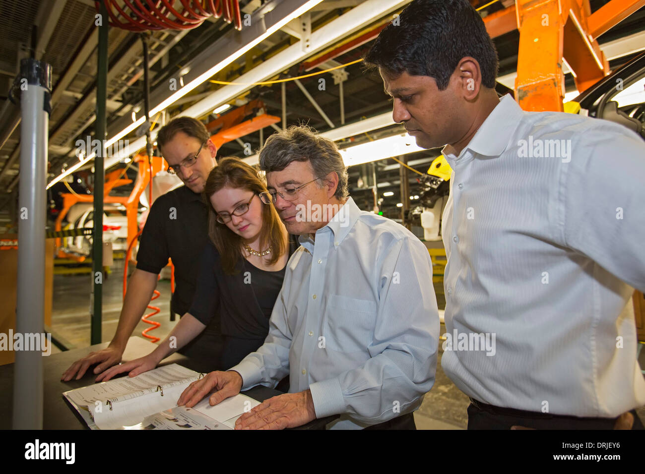 Xavier Mosquet (secondo da destra) con la sua Boston Consulting Group team a General Motors' Detroit-Hamtramck impianto di assemblaggio. Foto Stock