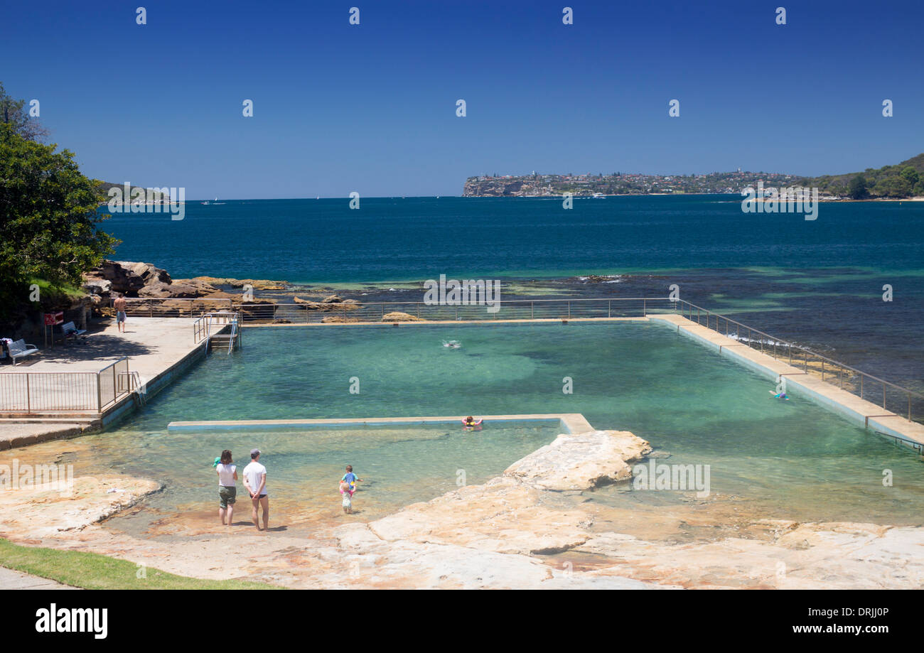Fairlight spiaggia con piscina che guarda verso le teste Manly Porto Nord Sydney New South Wales NSW Australia Foto Stock