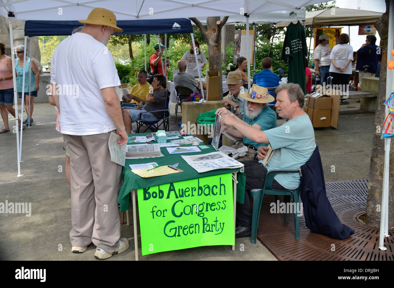 Un uomo parla a due persone di equipaggio Partito Verde del stand in Greenbelt, Maryland presso il Labor Day Festival Foto Stock