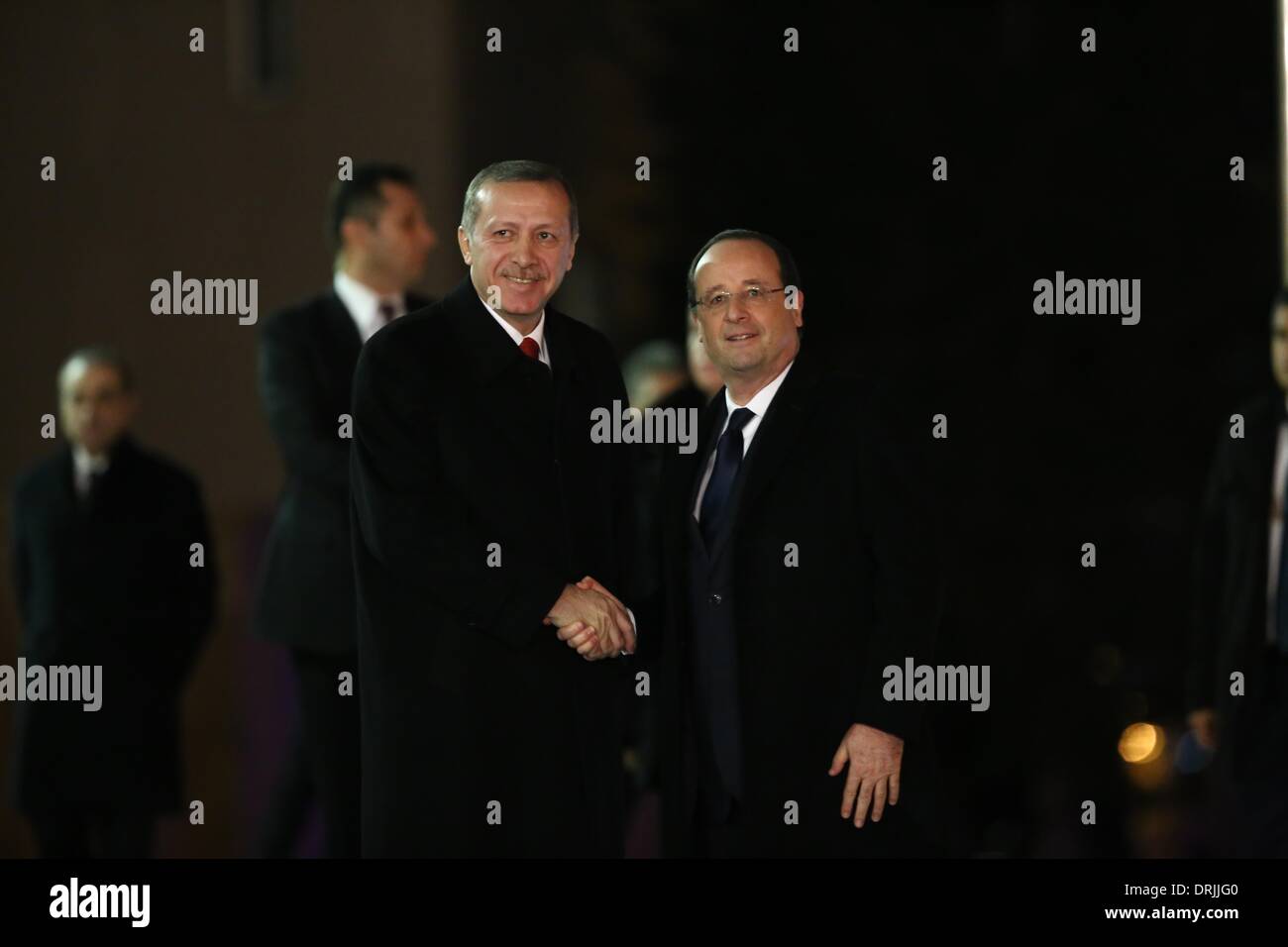 Ankara, Turchia. 27 gennaio, 2014. Primo ministro turco Recep Tayyip Erdogan (L) accoglie con favore la visita del Presidente francese Francois Hollande ad Ankara, Turchia, Gennaio 27, 2014. Hollande pagato la prima visita ufficiale in Turchia da parte di un capo di Stato francese in 22 anni, con sette ministri che lo accompagnano volto a rafforzare i legami economici con Ankara. Credito: Mustafa Kaya/Xinhua/Alamy Live News Foto Stock