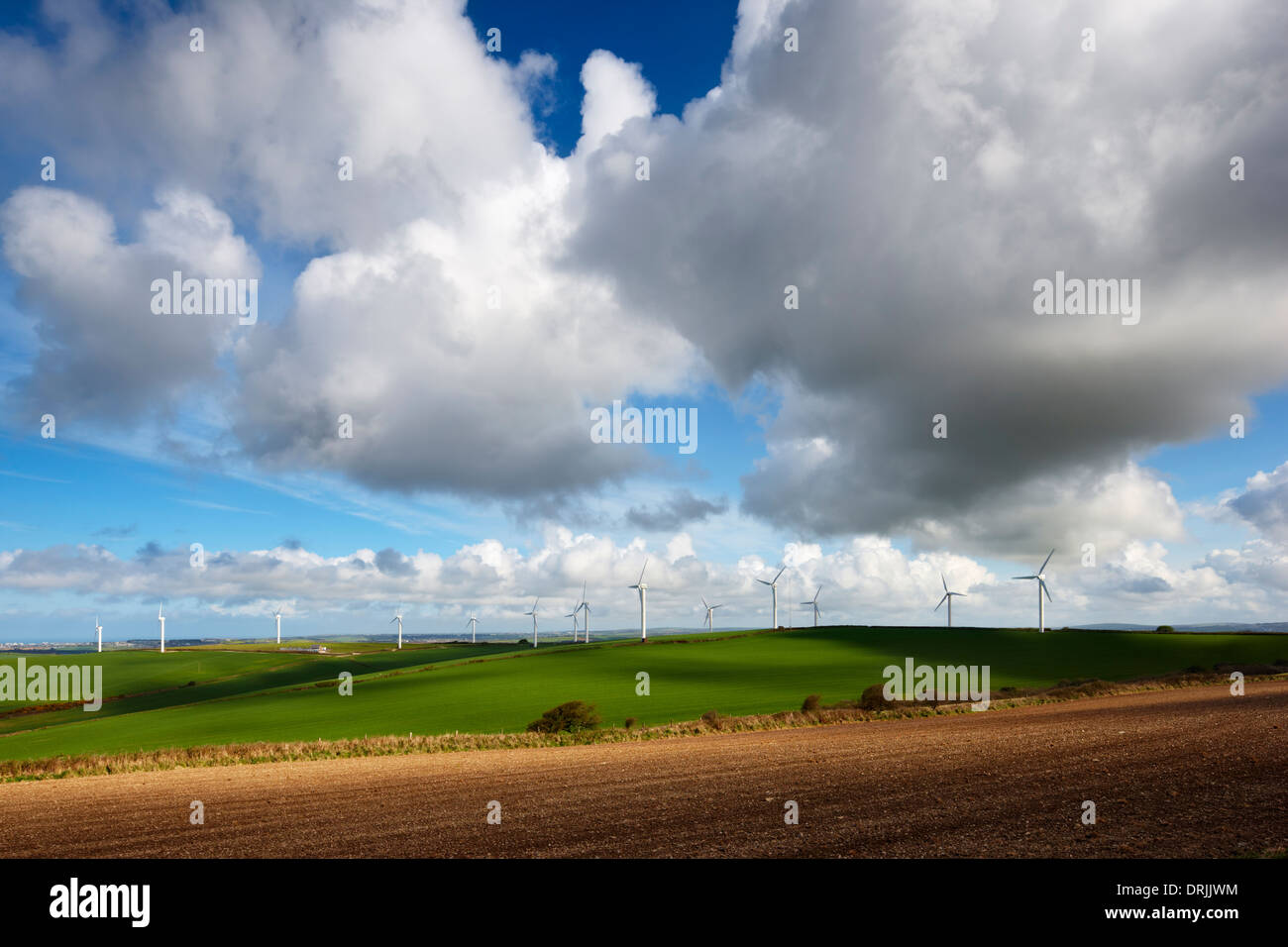 Aprile il cielo sopra la Croce Carland wind farm, Cornwall Foto Stock
