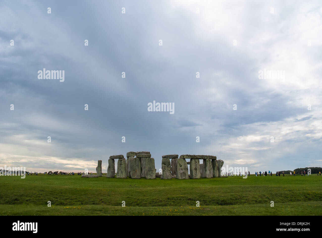 Stonehenge monumento preistorico con nuvole temporalesche sopra, Wiltshire, Inghilterra Regno Unito Regno Unito Foto Stock