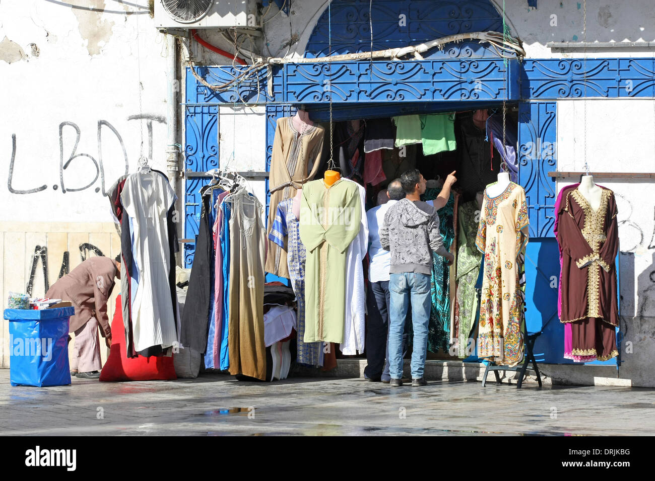 Un negozio di abbigliamento piena di tipici abiti tunisini nella Medina, il  famoso mercato di Tunisi, Tunisia Foto stock - Alamy