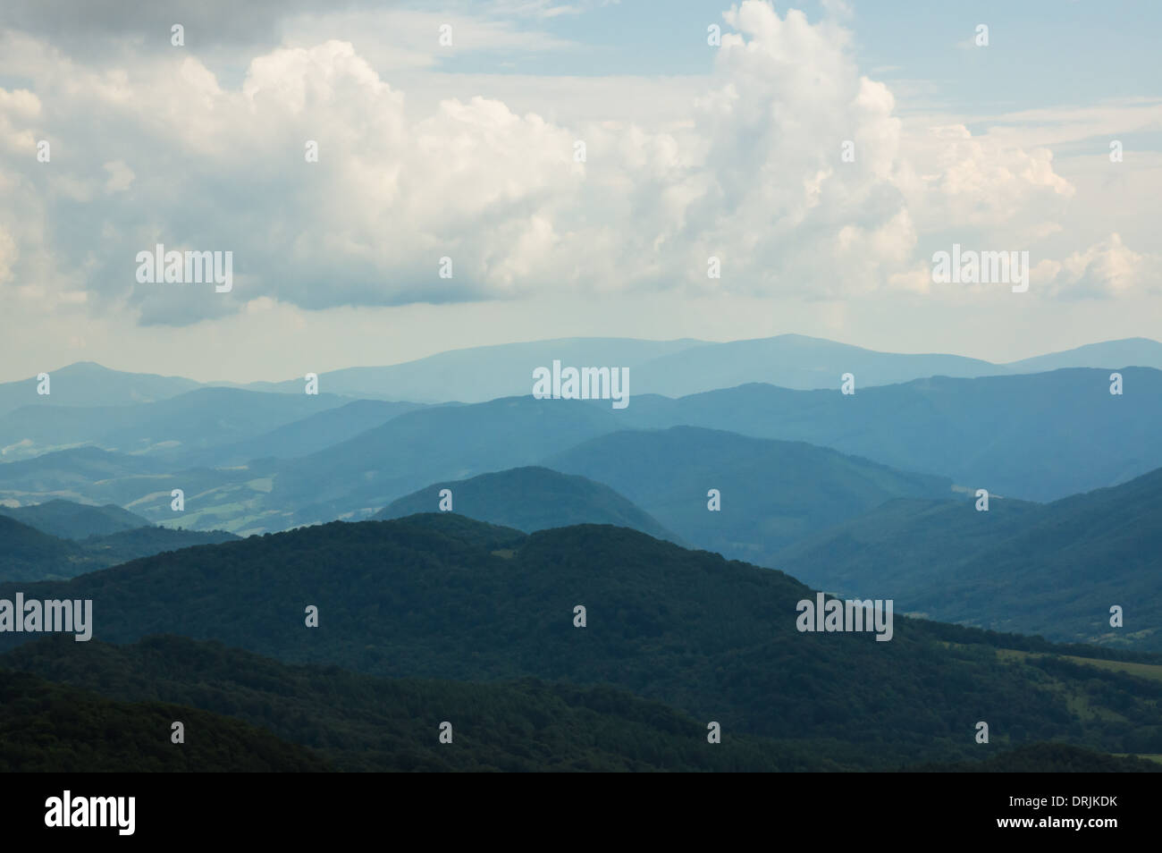 Vista dal picco Tarnica, gamme della montagna in blu, monti Bieszczady Polonia Foto Stock