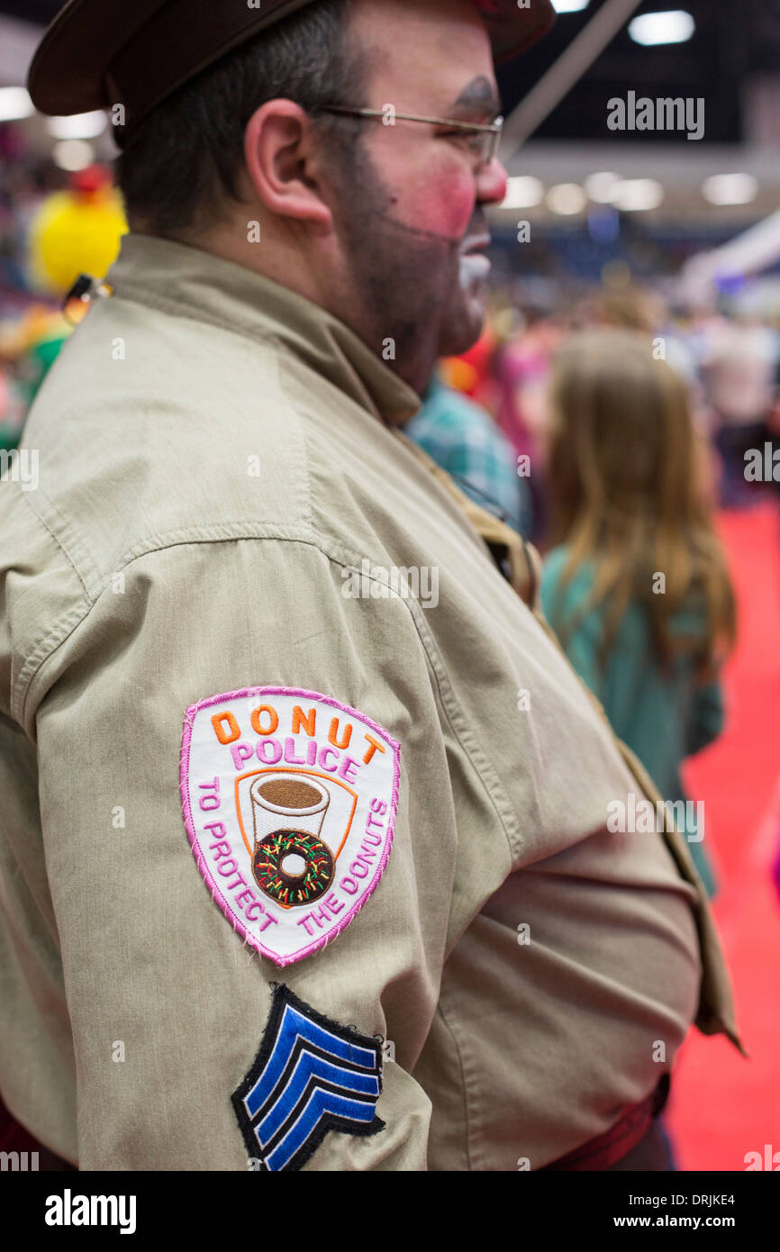 Selce, Michigan - un clown al circo del santuario si presenta come la ciambella di polizia. Foto Stock
