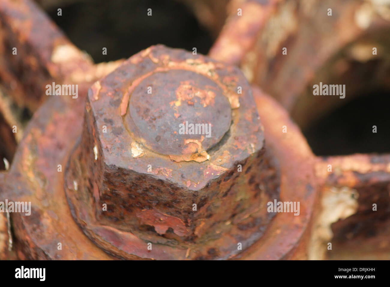 Rusty il dado e il bullone su una ruota di ancoraggio per una barca Foto Stock