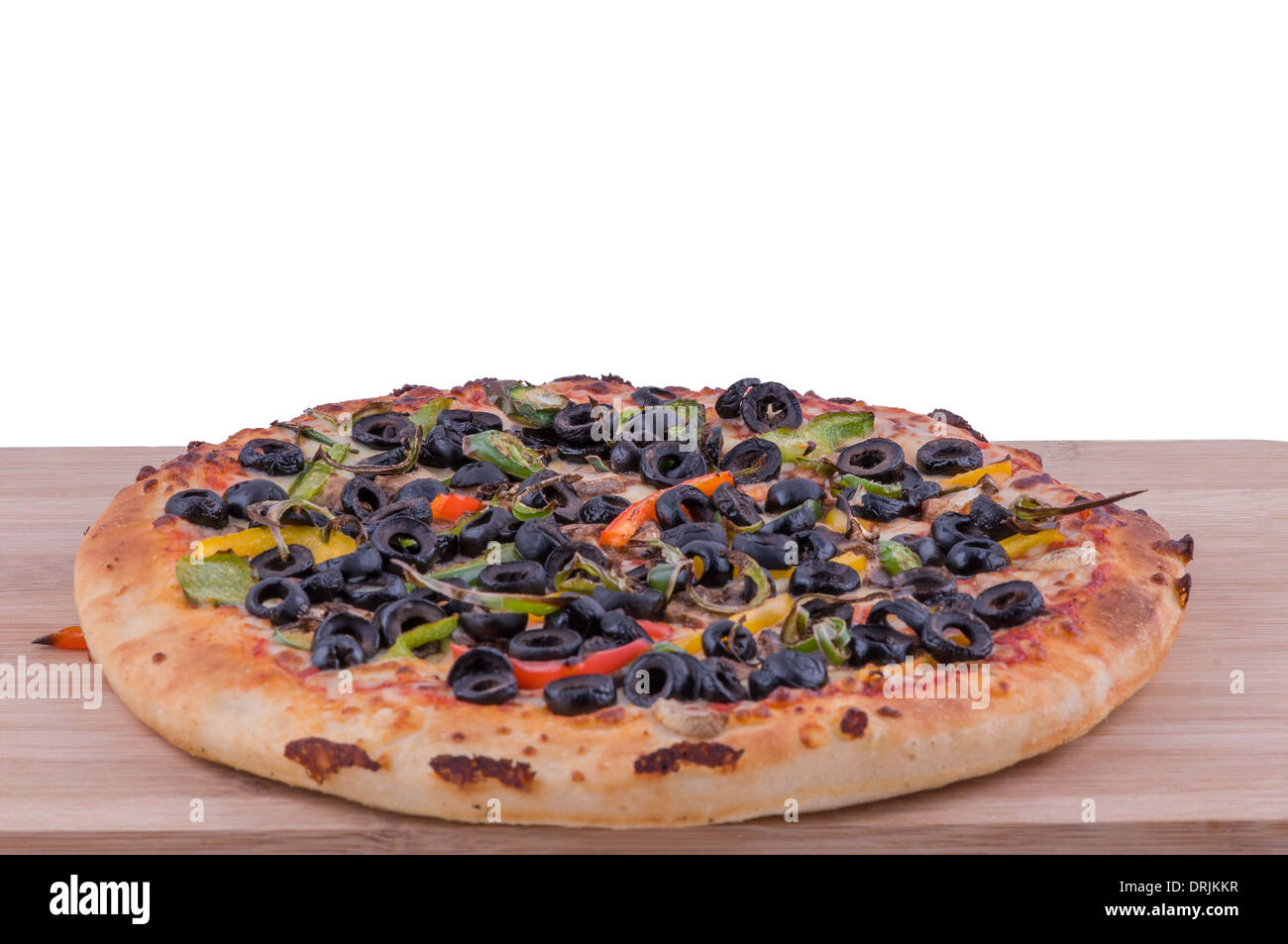 Tutta la pizza vegetariana su un tagliere, topping includono Olive Pomodori, pepe e formaggio Foto Stock