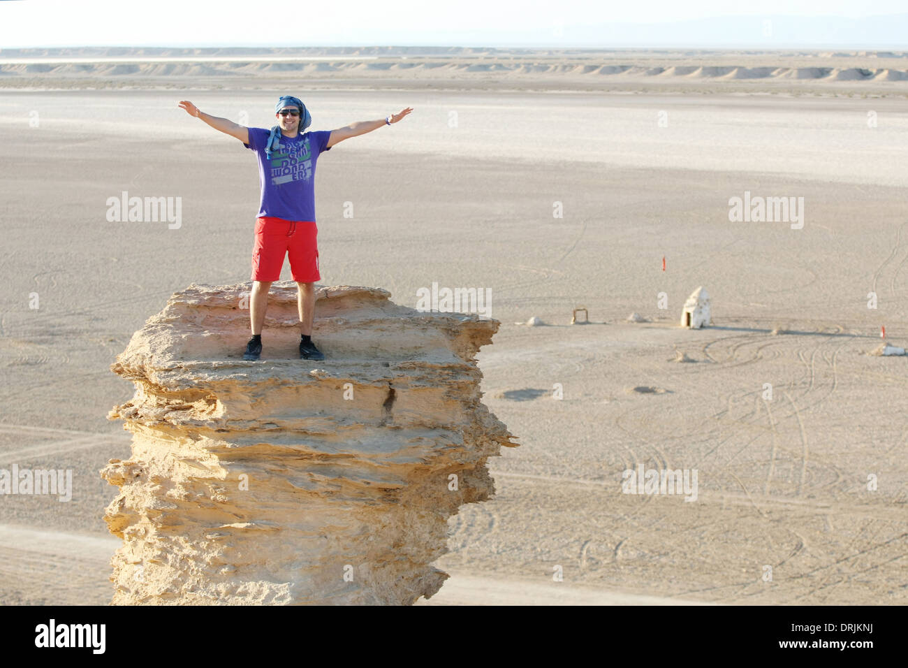 Tourist sulla parte superiore della testa di camel rock, una delle attrazioni turistiche in Ong Jemel, Tozeur,Tunisia. Foto Stock