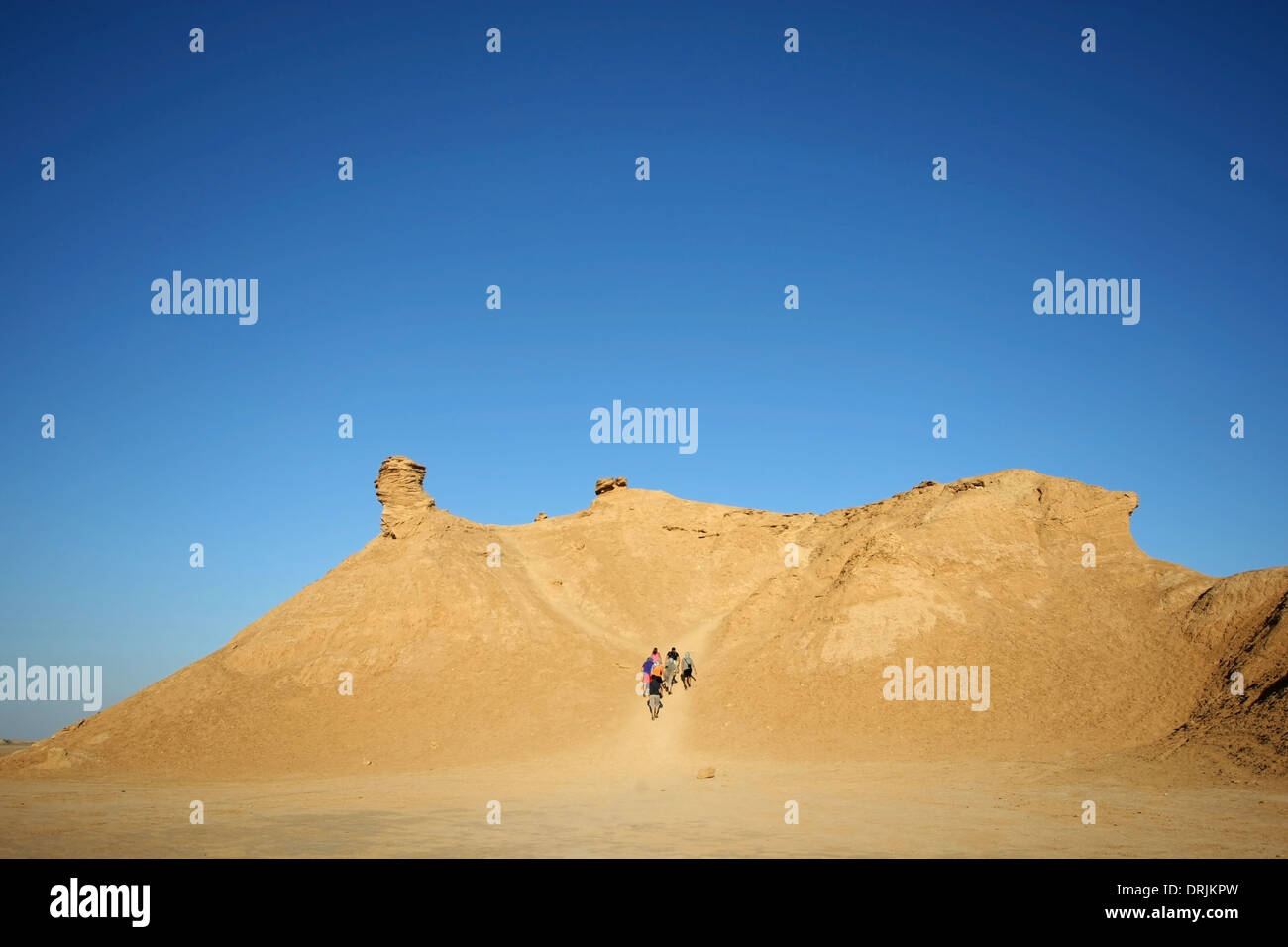 I turisti salire sulla sommità della testa di camel rock, una delle attrazioni turistiche in Ong Jemel, Tozeur,Tunisia. Foto Stock