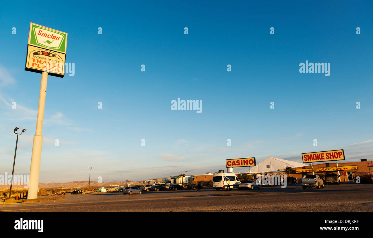 Corsa su I15 a nord di Las Vegas con il casinò e il fumo shop. Foto Stock
