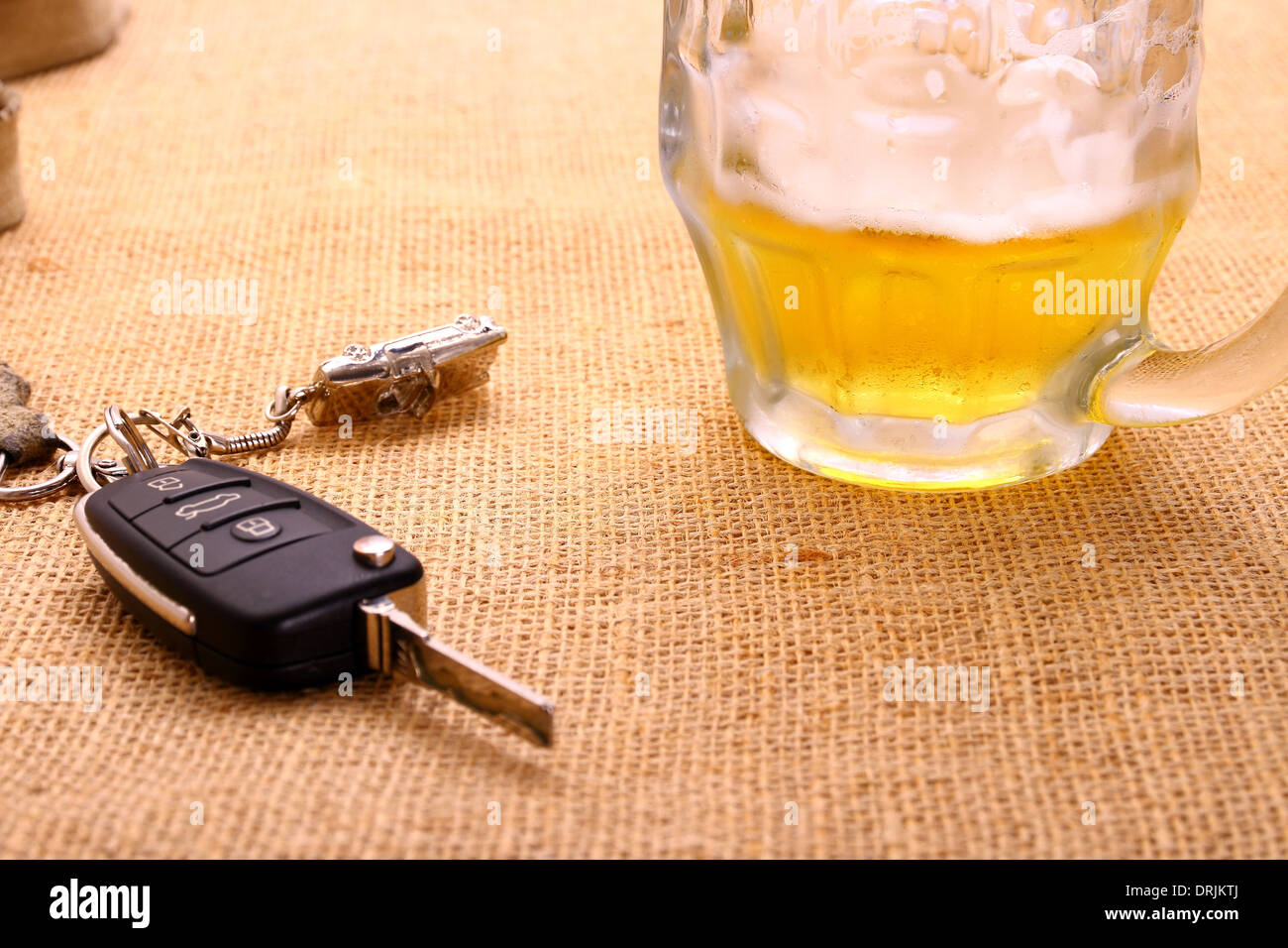 Chiave auto con incidente e boccale di birra, close up Foto Stock