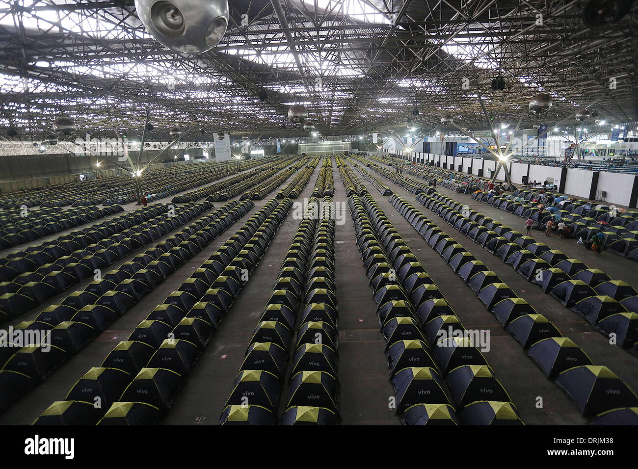 Sao Paulo, Brasile. 27 gennaio, 2014. Le tende sono collocati nella zona campeggio di dormitori del festival tecnologico "Campus Party" nella città di Sao Paulo, Brasile, a gennaio 27, 2014. Il Campus Party è una settimana di festival annuale e apre 24 ore che raccoglie approximatedly 8.000 hacker, gli sviluppatori e della tecnologia informatica e le ventole. Credito: Rahel Patrasso/Xinhua/Alamy Live News Foto Stock