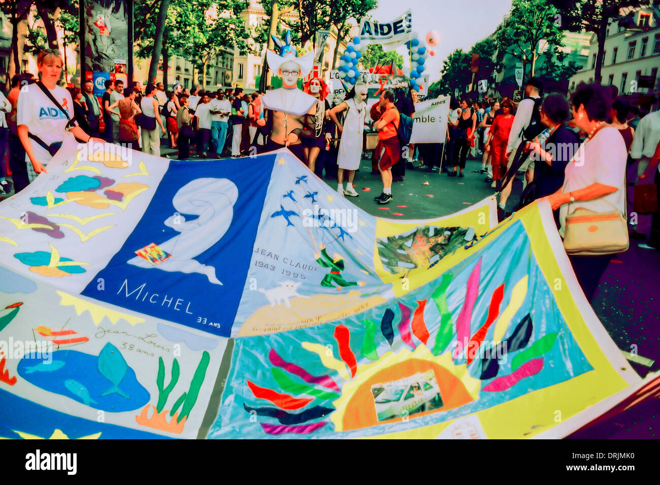 Parigi, Francia, Gay Pride Parade, Aids Activitans Holding Names Project, Patchwork on Street, con AIDES Group in background, trapunte Aids Foto Stock