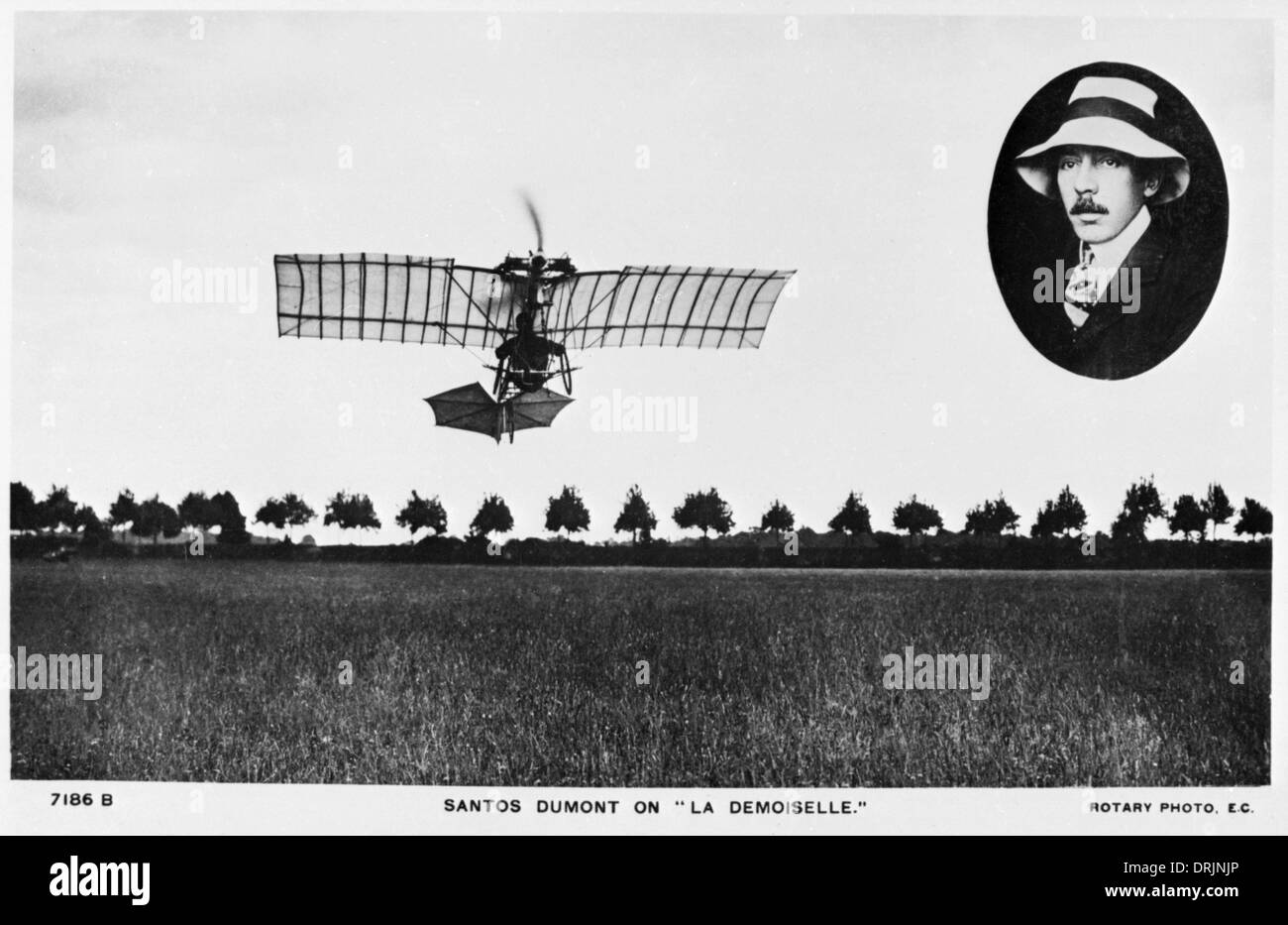 Alberto Santos Dumont nel suo aereo, La Demoiselle Foto Stock