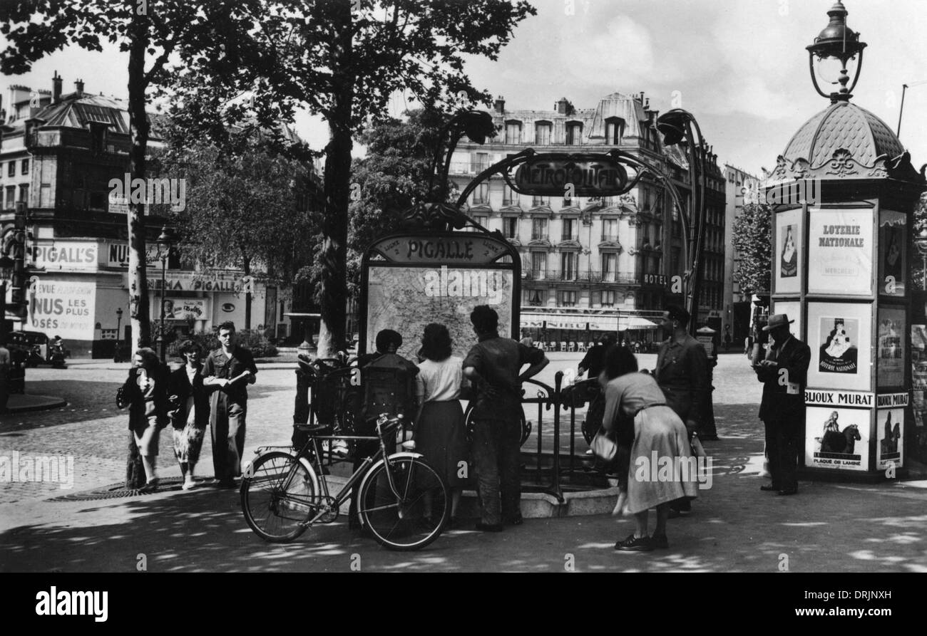 I membri del pubblico fermare a guardare una mappa. Foto Stock