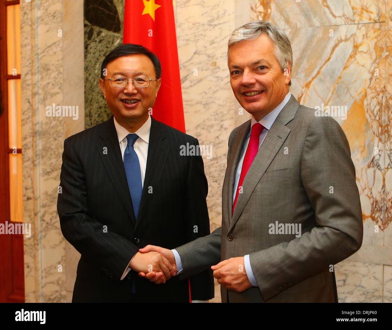 Bruxelles, Belgio. 27 gennaio, 2014. Cinese Consigliere di Stato Yang Jiechi (L) scuote le mani con belgi Vice Primo Ministro e Ministro degli Affari Esteri e del commercio estero Didier REYNDERS durante una riunione a Bruxelles, Belgio, Gennaio 27, 2014. Credito: Gong Bing/Xinhua/Alamy Live News Foto Stock