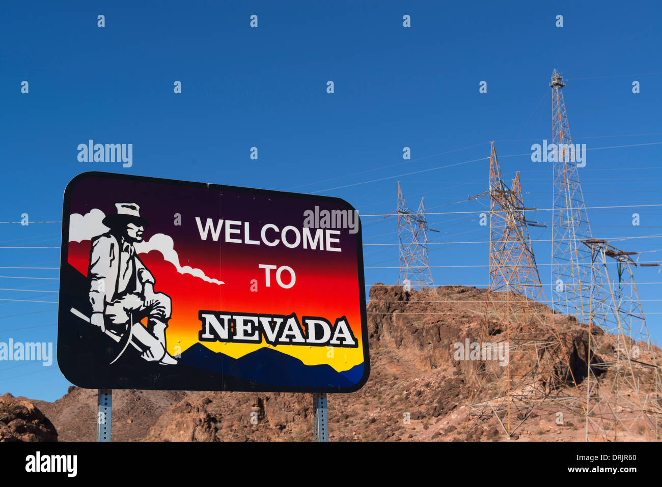 Segno di accoglienza per i viandanti da Arizona a Nevada con infrastrutture elettriche in background. Foto Stock