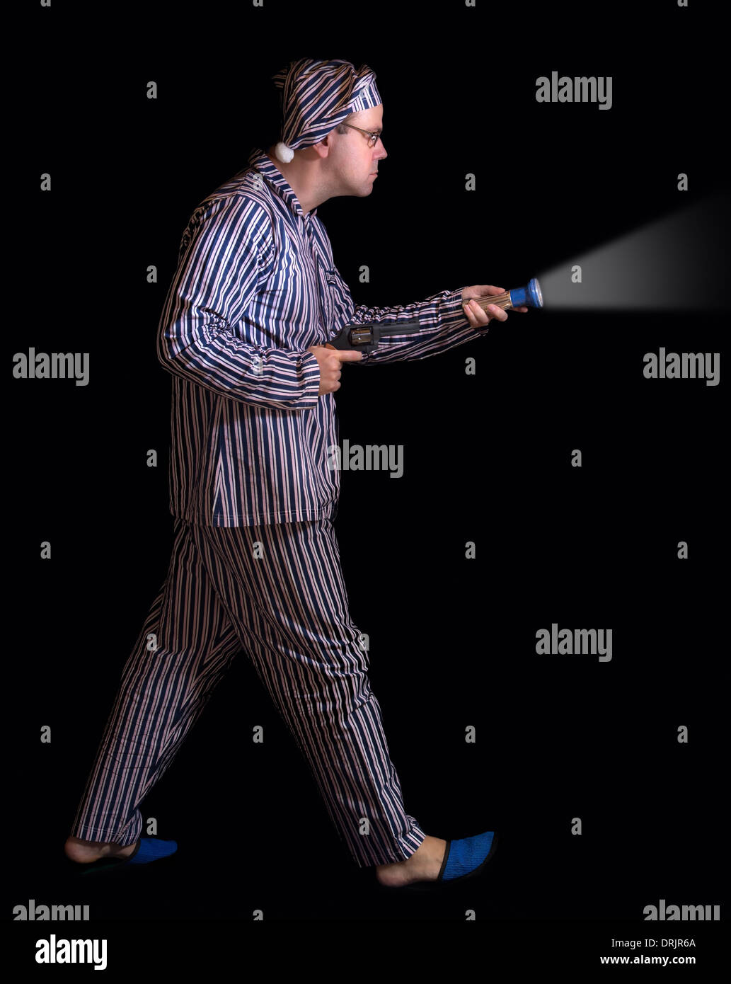 Sentinella in pigiama in giro con una pistola Foto Stock