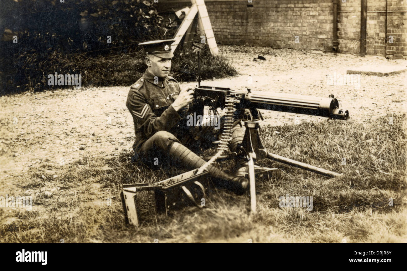 Un esercito britannico soldato utilizzando una macchina Vickers gun Foto Stock