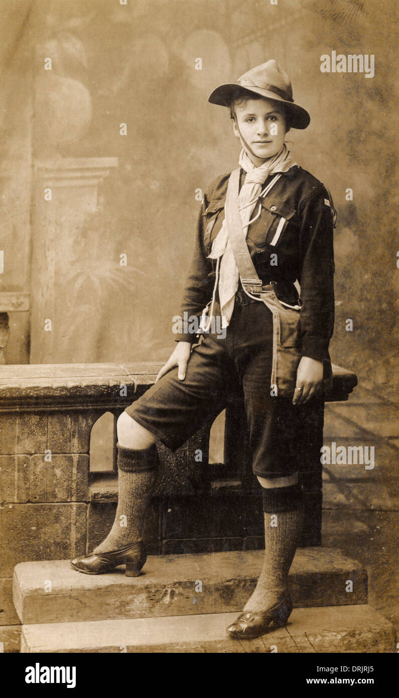 Piena Lunghezza ritratto di uno Scout in uniforme. Foto Stock